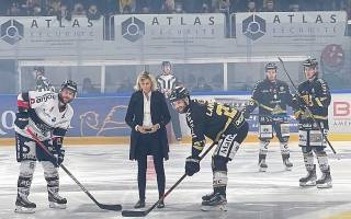 Aurélie Feret, Directrice générale chez Atlas Sécurité Privée, donnant le coup d'envoi du Match des Dragons de Rouen face aux Ducs D'angers
