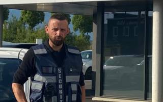 Frederic L., agent cynophile chez Atlas Sécurité privée, devant le siège.