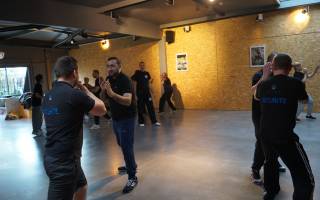 Agents de sécurité et personnel de bureau d'Atlas sécurité lors d'une séance de krav maga